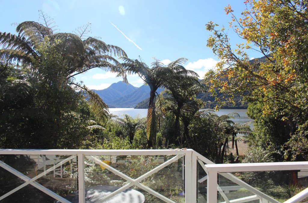 Havelock House | Mahakipawa Waterfront Hideaway - Belvue Bay Home