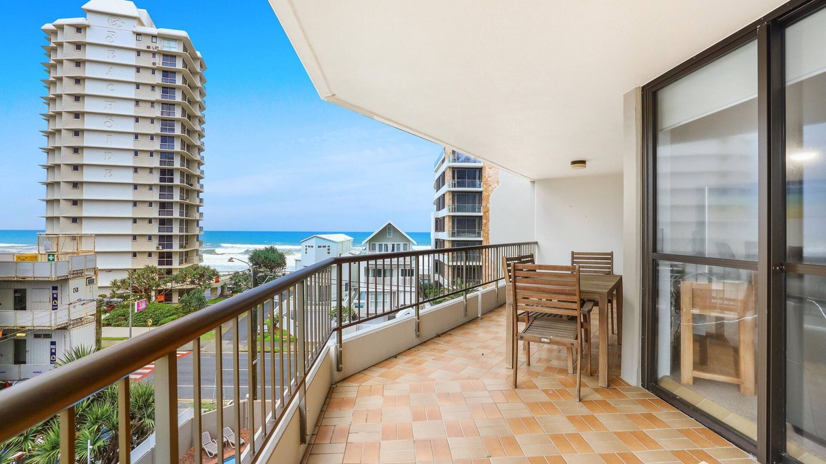Main Beach Apartment | Main Beach Views!