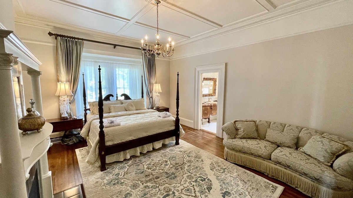 Walhalla House | Main Floor Elegant Suite