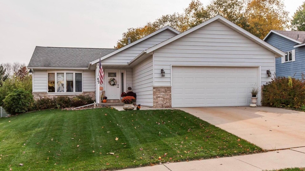 Rochester House | Main Floor Living ~Updated 2021~5 Minutes From Mayo