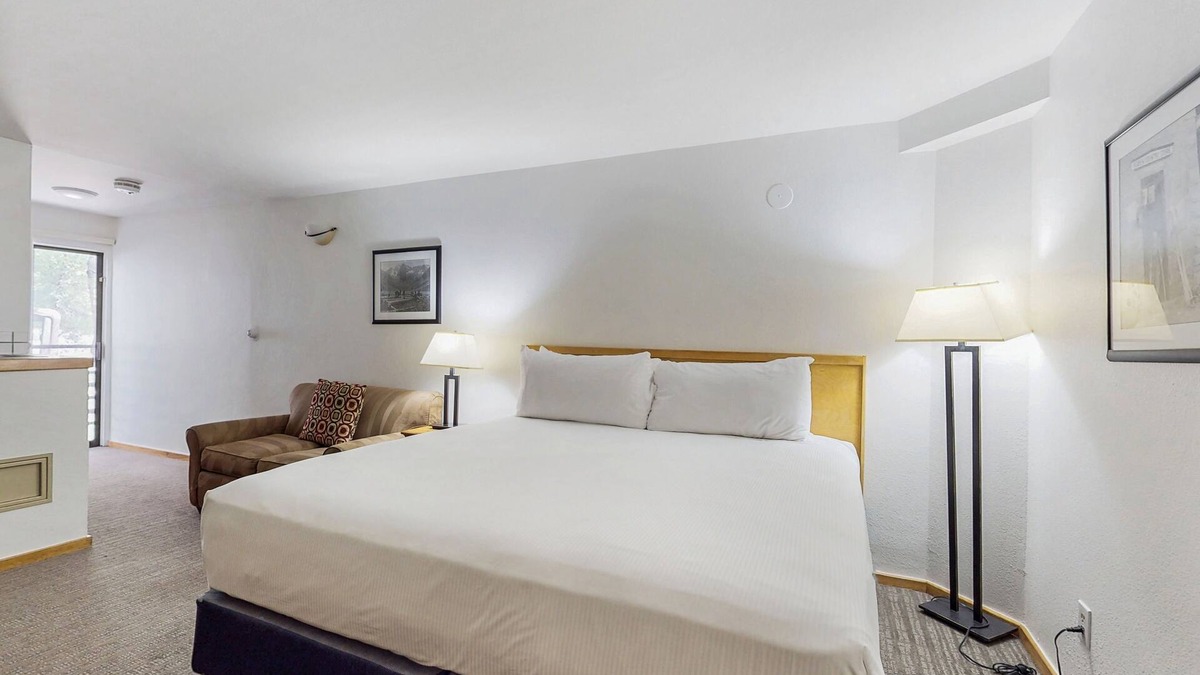 West End Cabin | Main Street gem - pool & hot tub - walk to lifts, dog-friendly, second floor
