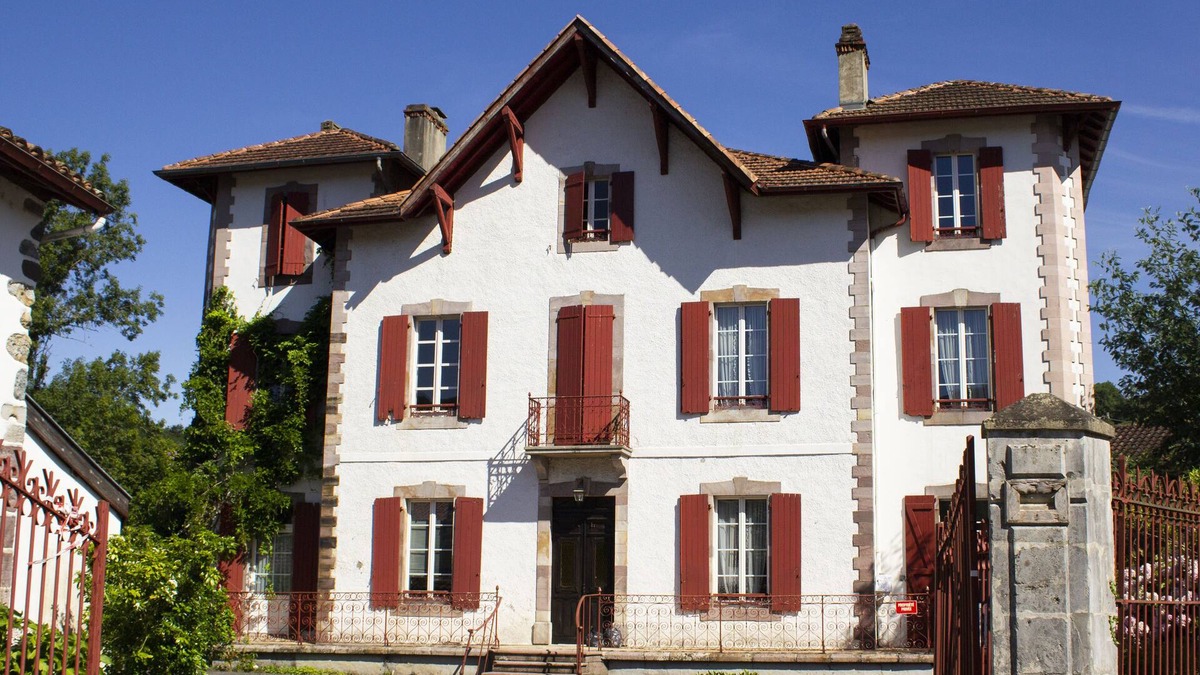 Saint-Etienne-de-Baigorry House | Maison de Maître 500m2,renovated, sleeps 22, center of St Etienne de Baïgorry