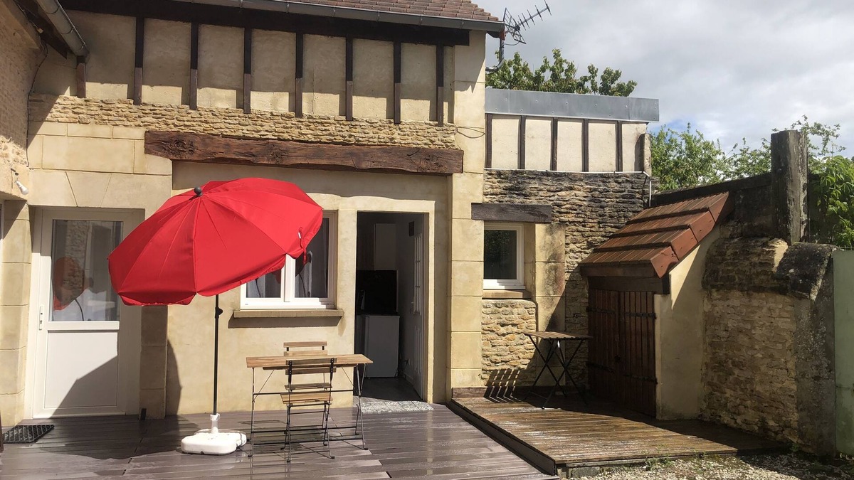 Amfreville House | Maison à 4 km de la Mer. Terrasse et Cours Fermée. Chien Accepté