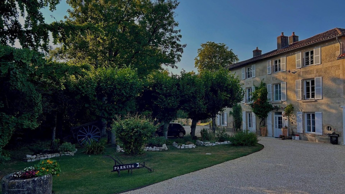 Chasseneuil-du-Poitou Villa | Maison 18e Siècle Avec son Parc au Bord de la Rivière à 5 Minutes du Futuroscope