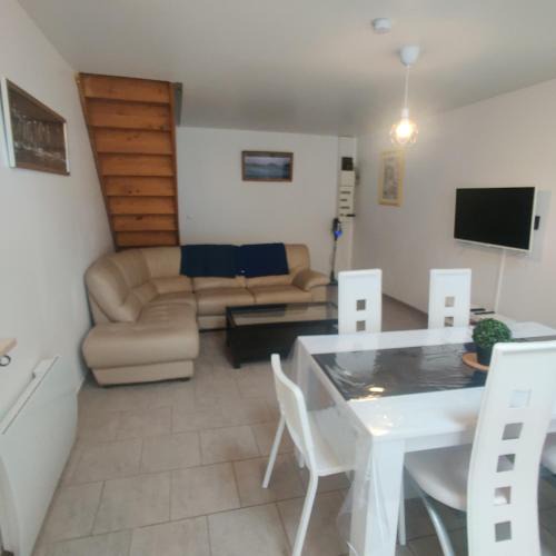 Corquilleroy Apartment | Maison 3 chambres. cour Privative 2 places de parking privatives