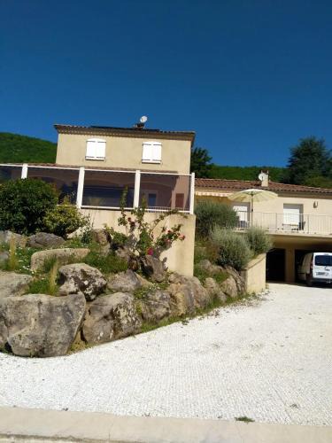 Nant House | Maison accueillante à Nant avec piscine partagée
