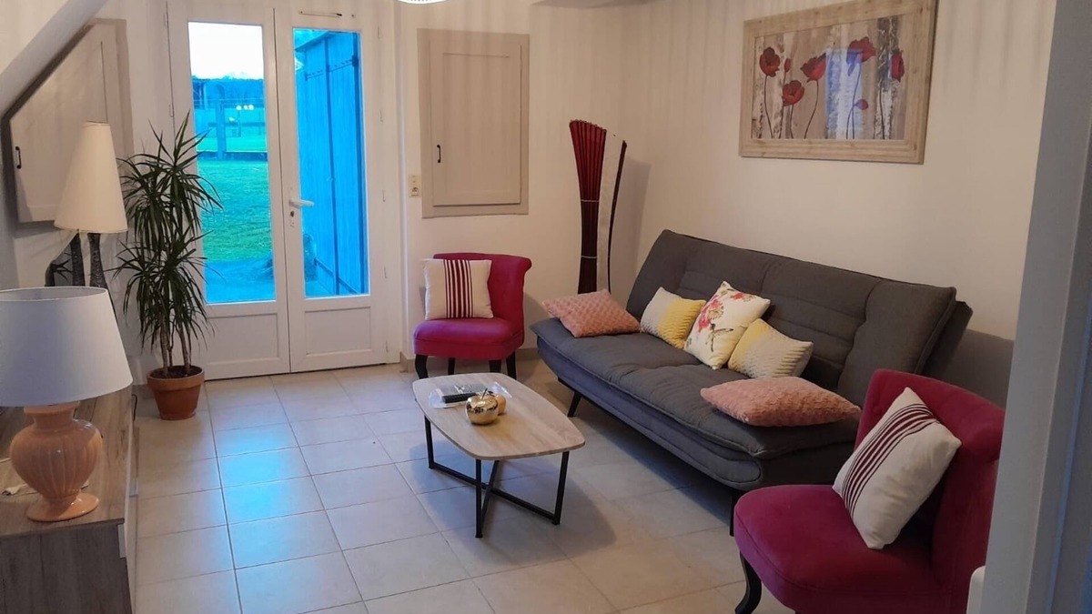 Charritte-de-Bas House | Maison Atypique de 4 Chambres Avec un Grand Jardin Sécurisé
