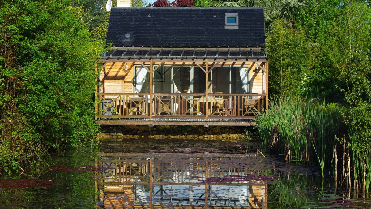 Saint-Wambert-des-Trois-Vallees House | Maison au bord de l'eau "le Lavoir" 2 pers + access to swimming pool and SPA