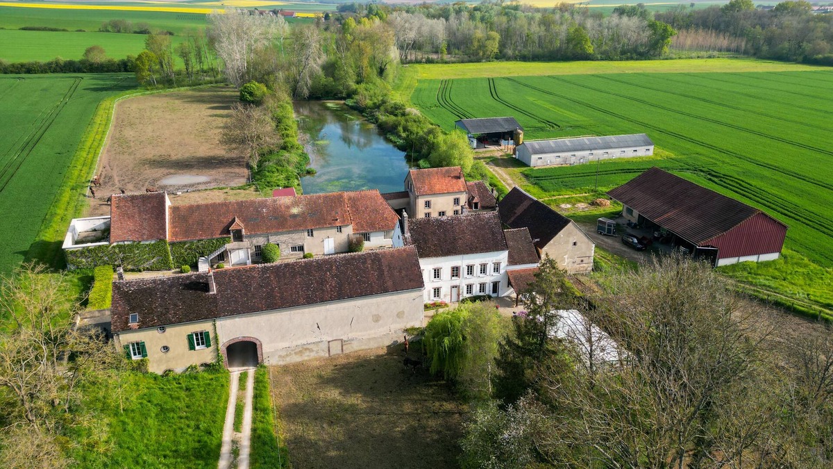 Esnon House | Maison Autonome Avec Terrasse Privative Dans une Ferme-moulin