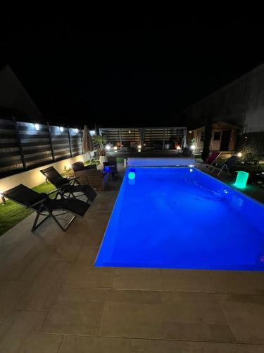 Saran House | Maison avec piscine chauffée jacuzzi a1 heure paris 10 mn du centre ville
