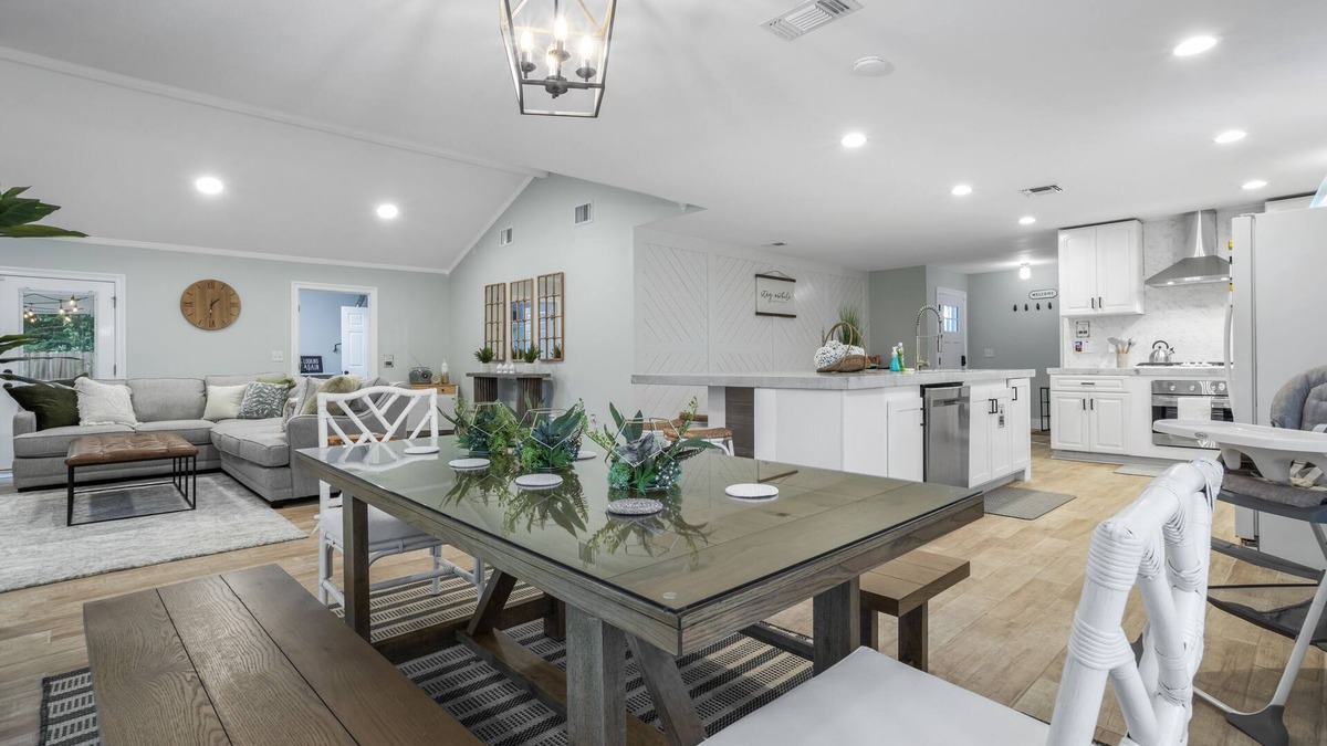 Bay St Louis House | Maison Blanc - 5Bd Close to Everything in Downtown Bay St. Louis!