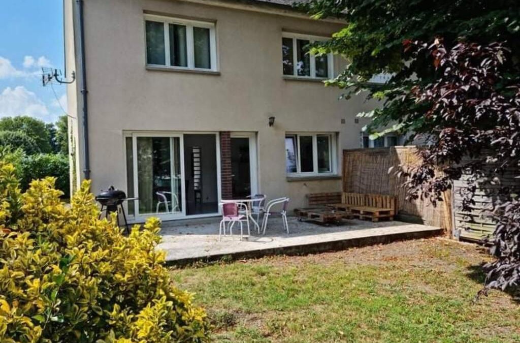 Bellegarde-du-Loiret House | maison centre de bellegarde avec jardin et terrasse équipée d'un salon de jardin et d'un barbecue cuisine équipée 3 chambres avec 2 lits double 140x190 et 2 lits simple chauffage poêle à granulés parking gratuit devant la maison