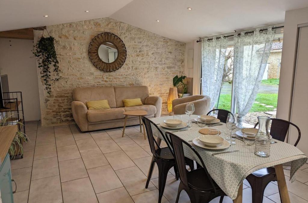 Aunac-sur-Charente House | Maison charentaise avec piscine chauffée, jardin privé et proche commerces, idéale pour couples - FR-1-653-228
