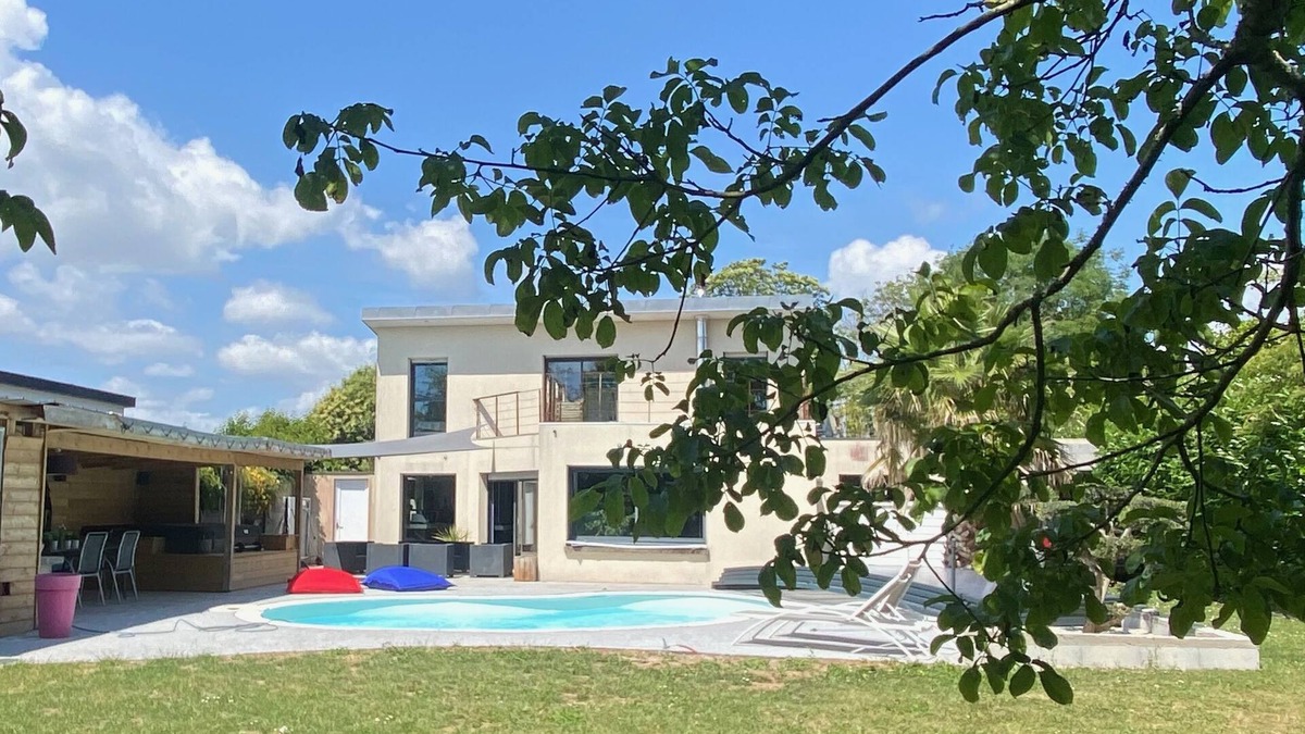 Pleuven House | Maison Contemporaine, à dix Minutes des Plages, Quatre Chambres, Piscine, spa