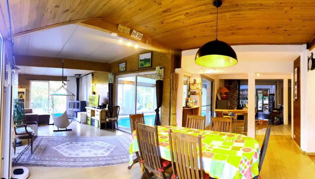 Saint-Pardoux-le-Vieux House | Maison conviviale 8 personne avec piscine intérieure, à la campagne