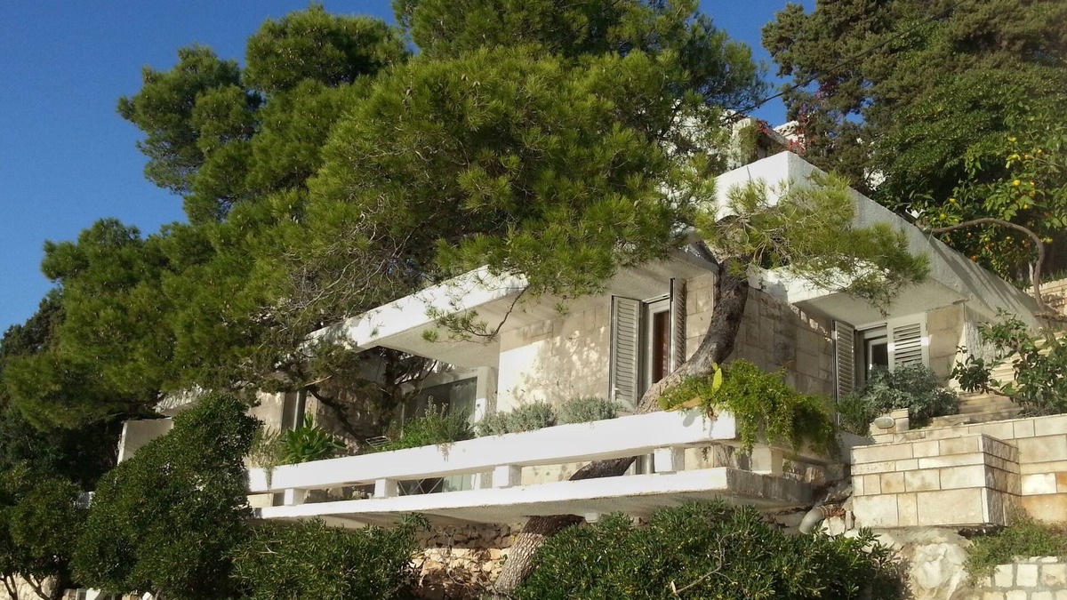Povlja House | Maison d'architecte avec grandes terrasses ombragées en front de mer.