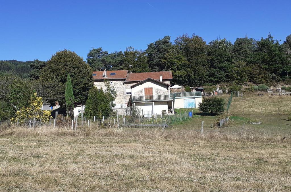 Chazelles-sur-Lavieu Apartment | Maison de campagne calme et sérénité