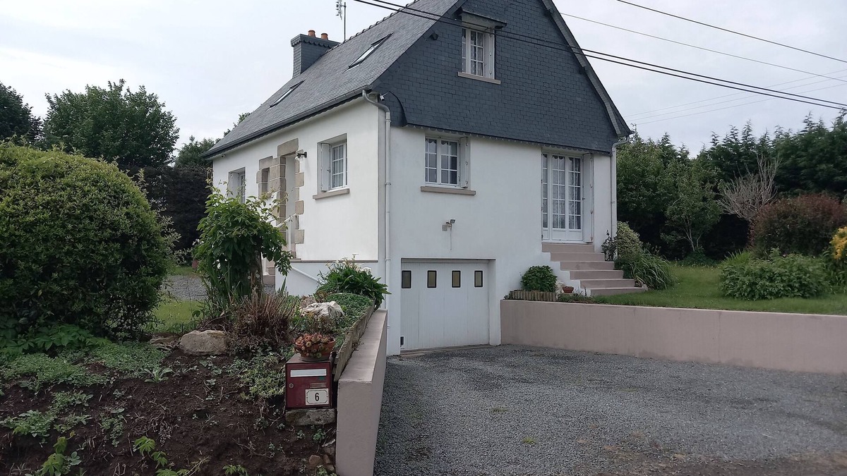 Plougras House | Maison de Campagne Près D'un Bourg!