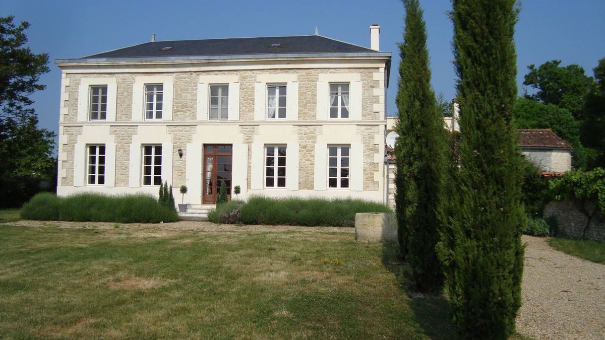 Antezant-la-Chapelle House | Maison de Charme, 4 Chambres, Grand Jardin et Piscine Privée