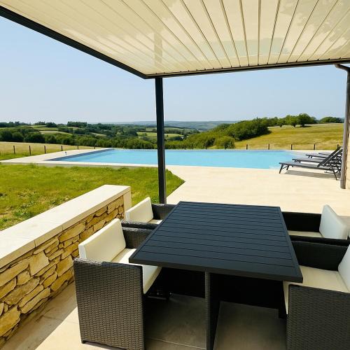 Soucirac Villa | Maison de charme avec vue sublime et piscine à débordement