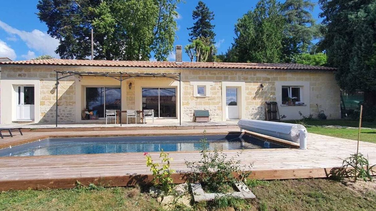 Quinsac House | Maison de Charme Piscine 4 Chambres au Centre du Bourg