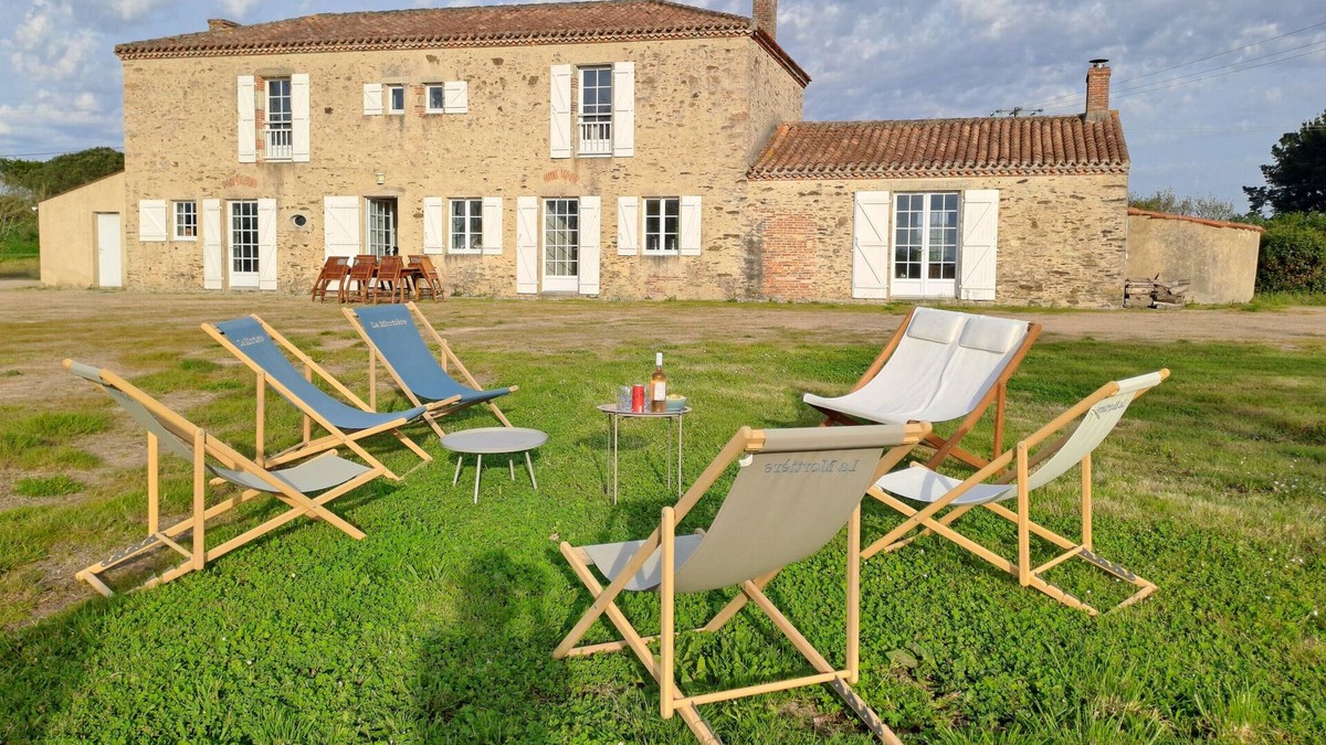 Vaire House | Maison de Famille Avec Grand Jardin et Piscine à 15 mn des Plages
