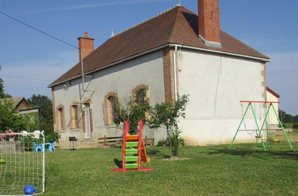 Cressanges House | Maison de famille rénovée avec SPA et jeux à Cressanges - FR-1-489-28