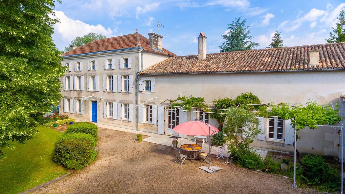 Vindelle House | Maison de Maître with swimming pool for 12 people near Angoulême