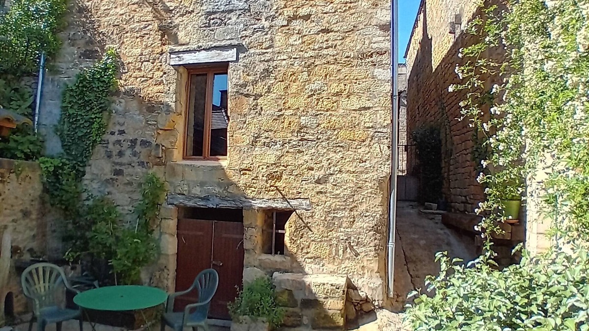 Domme House | Maison de Ville Rénovée Avec Cour, au Cœur de la Bastide de Domme