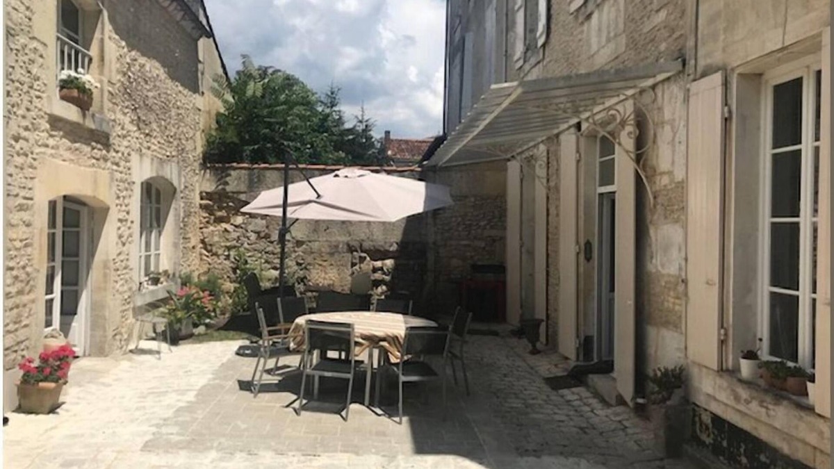 Cognac House | Maison de Ville #toutfaireapied #prochegare