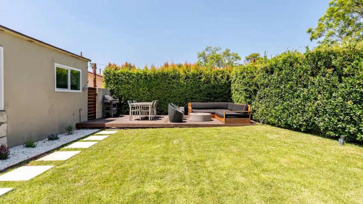 Inglewood House | Maison des Amis with deck and garden