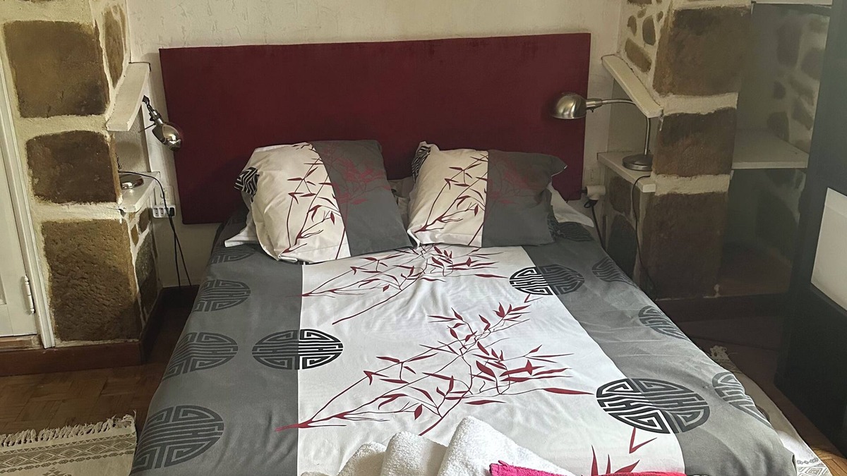 Saint-Germain House | Maison fleuri/river vacations/a room in a big house