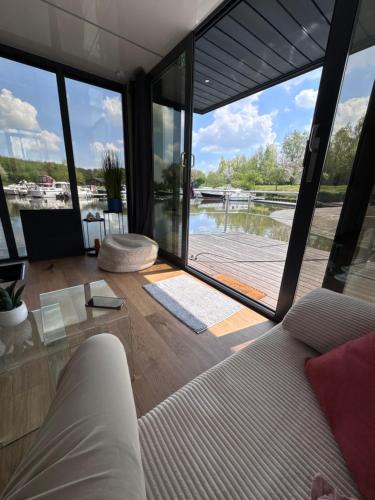 Deulemont Boat Rental | Maison flottante moderne