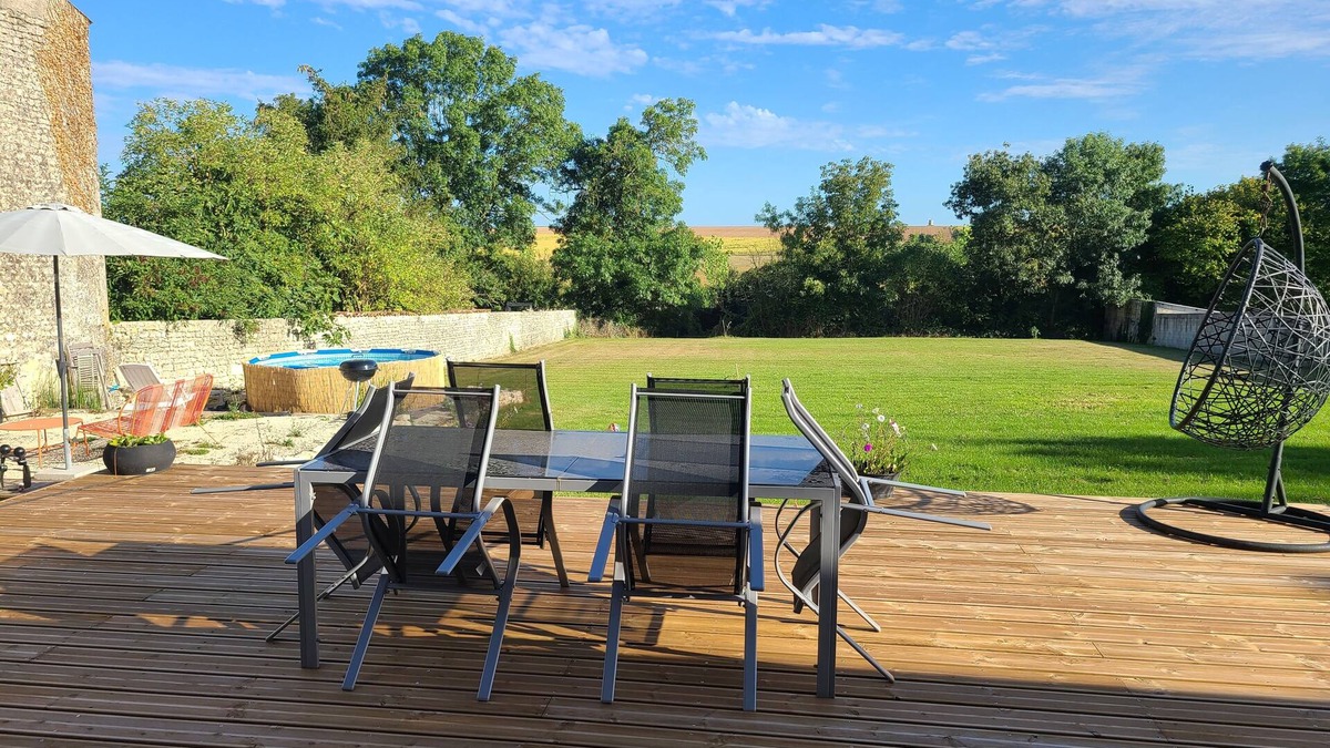 Saint-Pierre-de-Juillers House | Maison de Campagne Avec un Grand Jardin, une Belle Terasse et une Petite Piscine