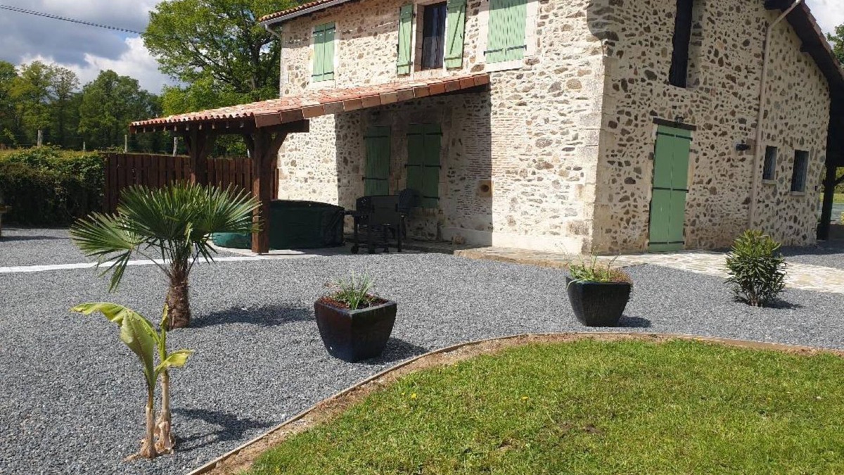 Saint-Quentin-sur-Charente House | Maison Renove et Independante a Bord du lac Avec Jardin et Piscine Prive