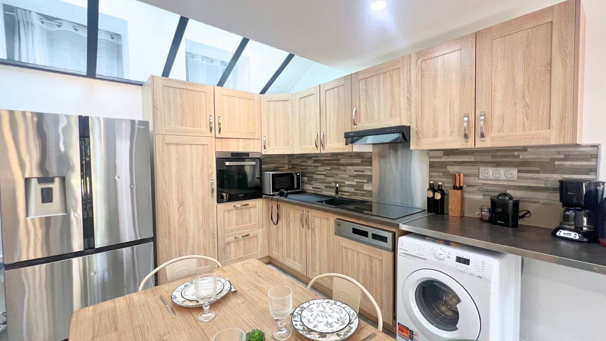 Saint-Omer Apartment | Maison Hypercentre avec jardin, idéale groupes, 5 chambres 5 salles de bain
