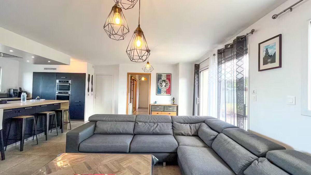 Digosville House | Maison Lévi with sea view and 200m from the port