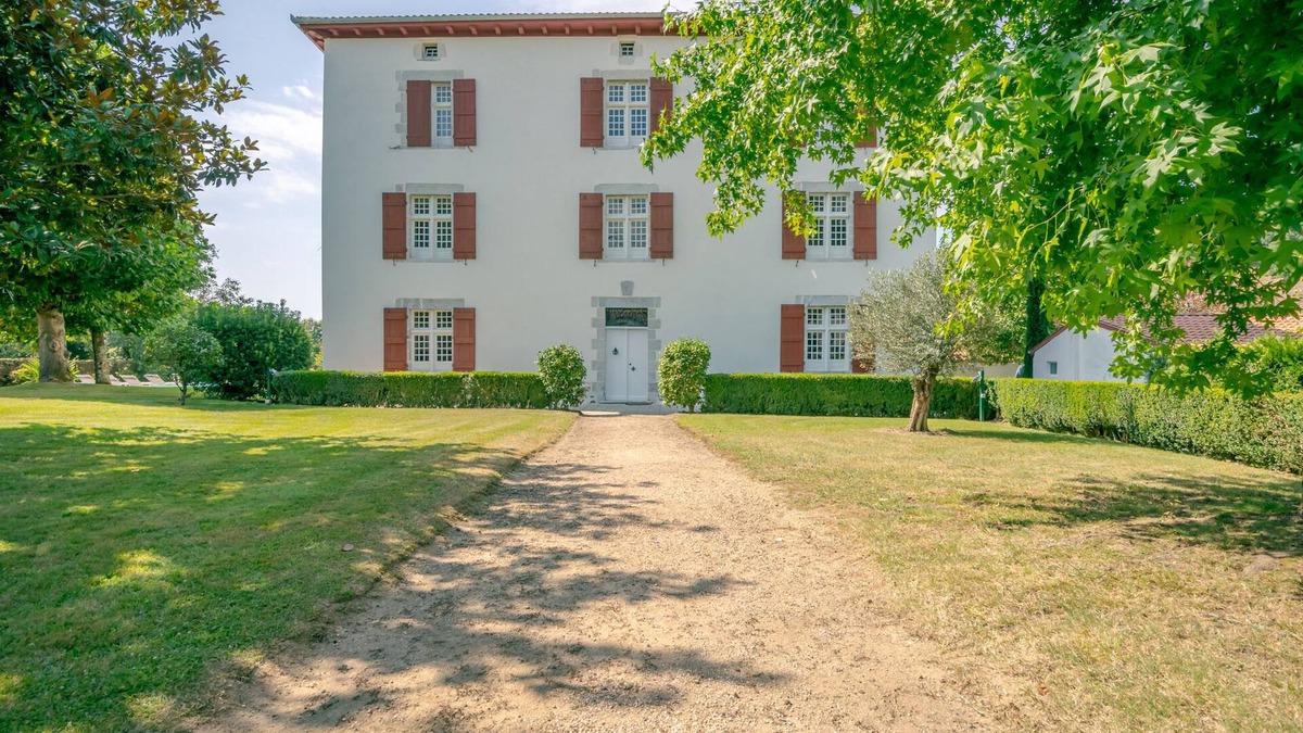 Cambo-les-Bains House | Maison Luroa, The Basque soul in the heart of the ocean and the mountains