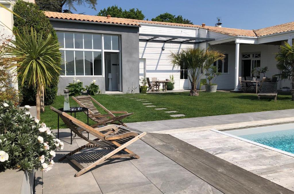 Lagord Bed & Breakfast | Maison M, chambre privée accès jardin piscine et jacuzzi près de La Rochelle