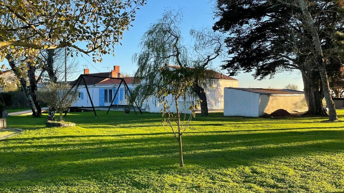 Beauvoir-sur-Mer House | Maison Mitoyenne Avec vue sur les Marais et Terrain de Petanque !