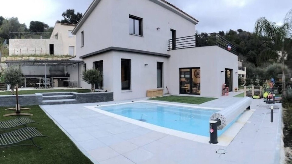 Pegomas House | Maison Moderne 140m2 Avec Piscine Securisee, Cuisine d Ete, Climatisation