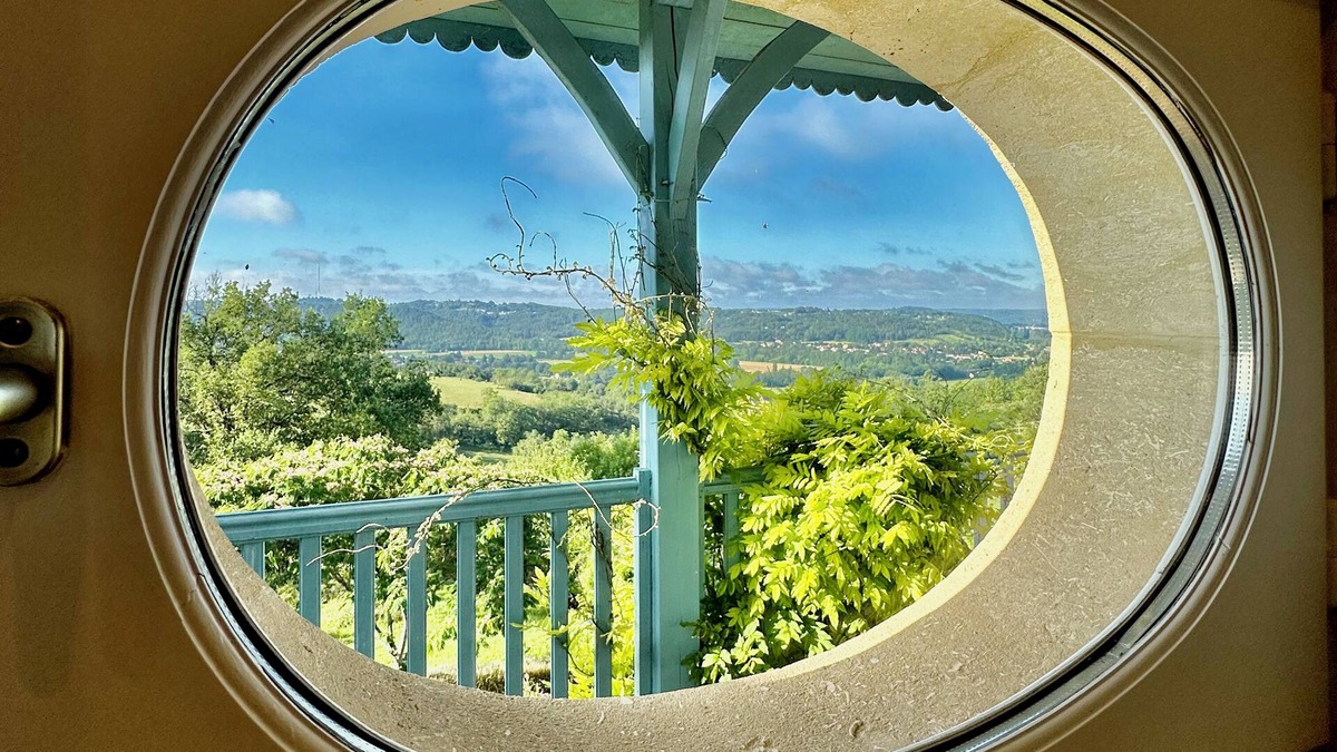 La Fagette Bed & Breakfast | Maison Oléa - "Pourpre" guest room overlooking the Vézère valley