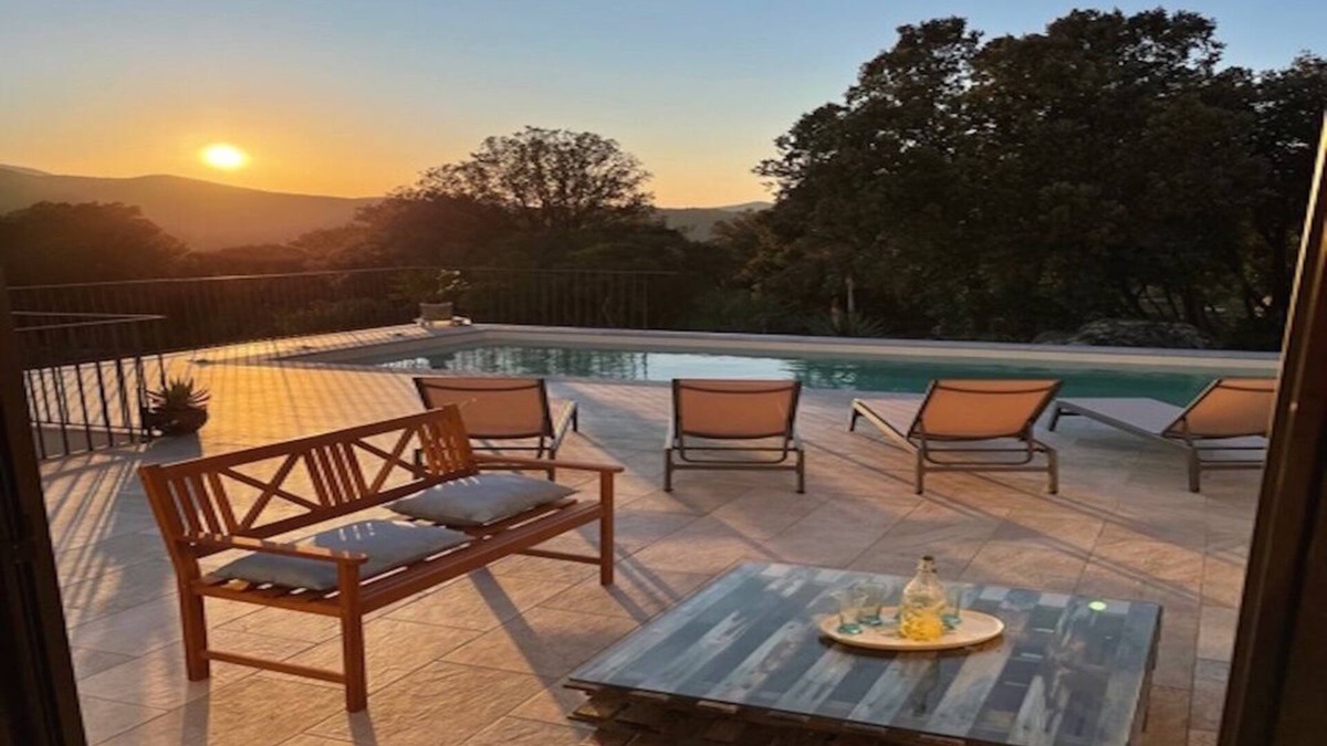 Urtaca Villa | Maison récente avec piscine privée à la campagne.