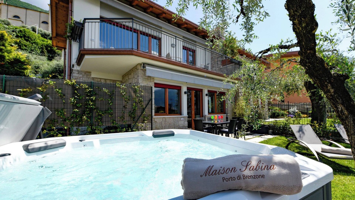Porto Villa | MAISON SABINA WITH WONDERFUL LAKE VIEW, HYDROMASSAGE AND PRIVATE GARDEN