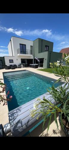 Niederentzen Villa | Maison spacieuse au calme proche Colmar avec piscine