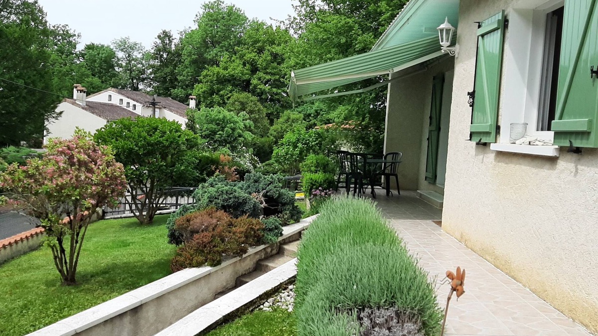 Linars House | Maison sur Terrain Arboré, à 10 min à Pied des Bords de Charente !