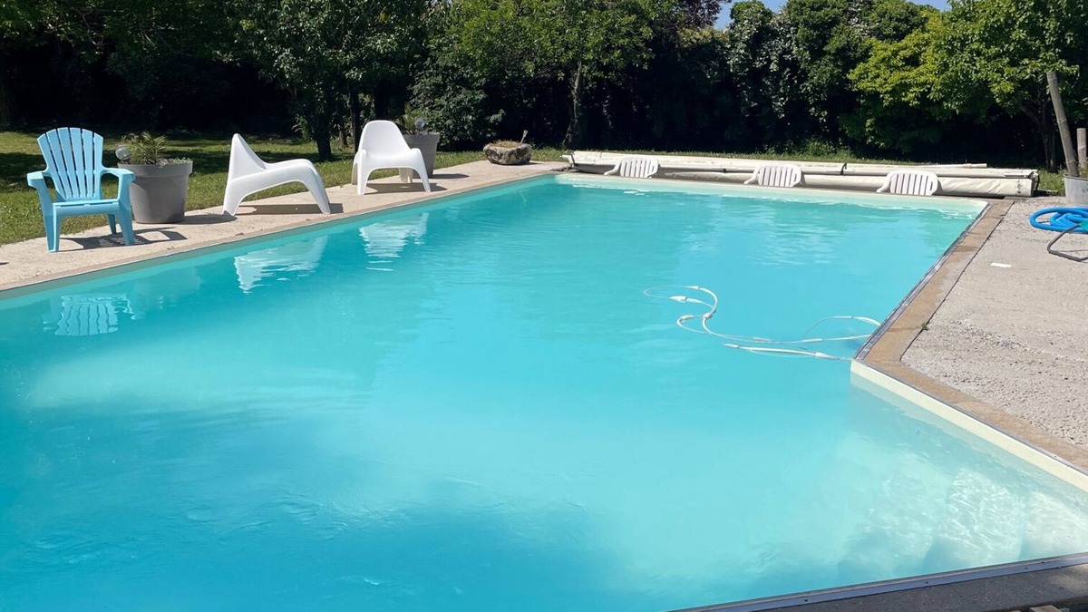 Saint-Jean-de-Liversay Villa | Maison Tout Confort Avec Piscine et Terrain de Tennis Dans le Marais Poitevin