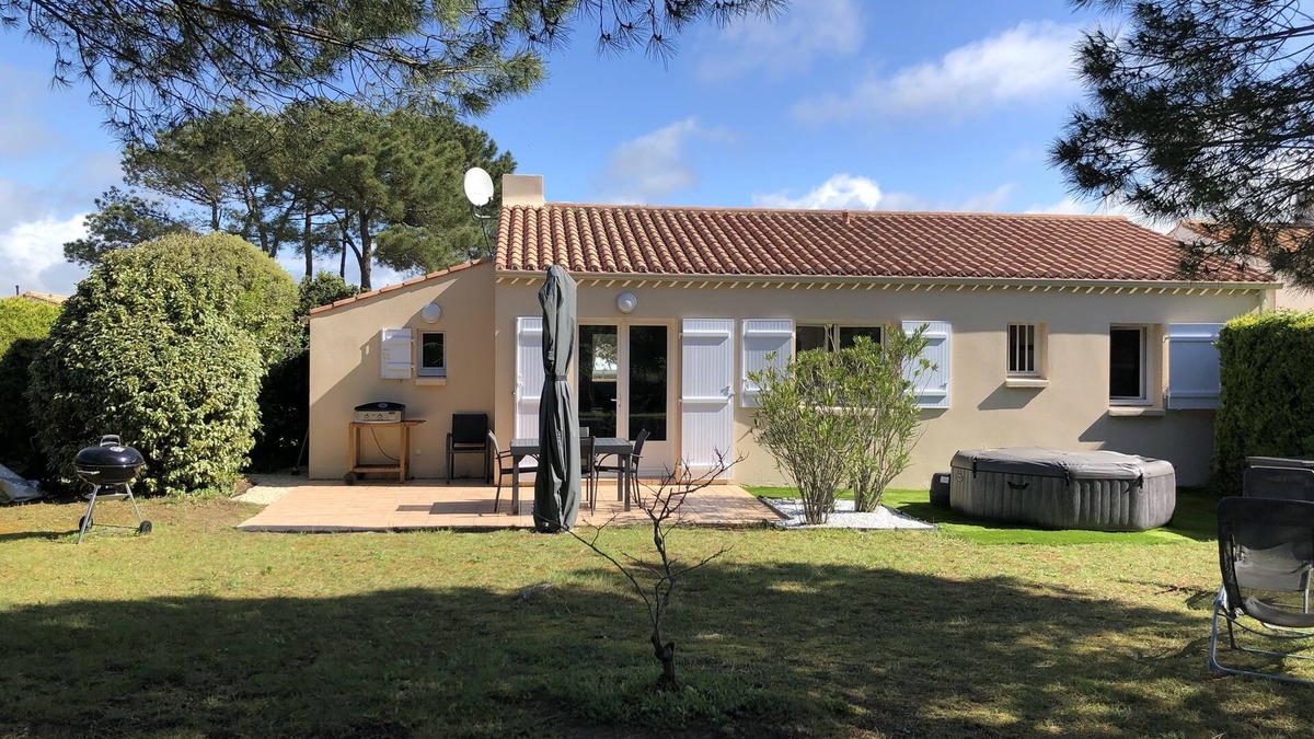 Brem Sur Mer House | Maison Type Vendéenne de Plein Pied 3 Chambres 800m de la Plage