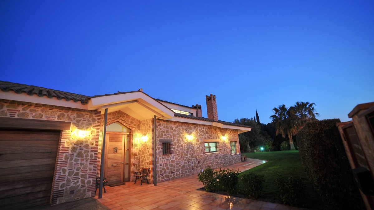 Sant Andreu de Llavaneres House | MAISON WITH GREAT THEMED ROOM,TABLE TENNIS,BILLIARDS,FOOSBALL,TENNIS FOR 18 PPL