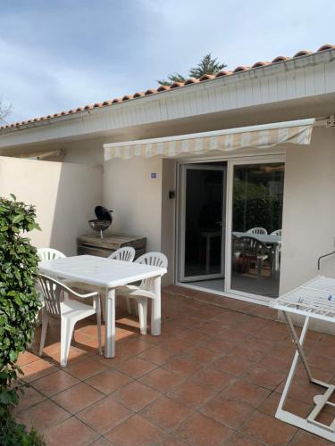 Saint-Georges-d'Oleron House | Maisonnette Mimosa H3 avec piscine intérieure chauffée à 400 m de la plage et ménage de fin de séjour compris
